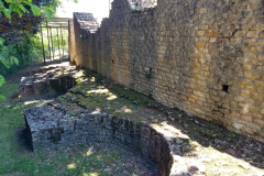 Support wall along the top of the natural topography of the amphitheater.