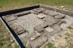 Statue group base in the Sanctuaire du Cigognier.