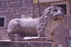 Re-used lion sculpture on the Fontana di Messer Oto.